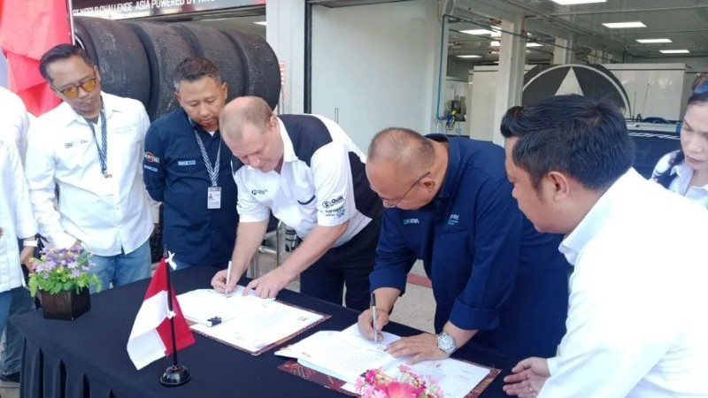 Direktur Komersial ITDC Troy Reza Warokka (kanan kedua) saat melakukan MoU dengan Tim Absolute Racing untuk pembangunan Luxury garage di kawasan ekonomi khusus (KEK) Mandalika di Lombok Tengah, Minggu (11/05/2025). (Foto: Antara)