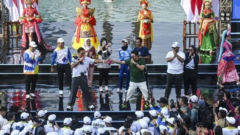  Vokalis grup band Kahitna Hedi Yunus (kanan) dan Mario Ginanjar (kiri) bernyanyi pada acara pencanangan HUT ke-497 Jakarta di Bundaran HI, Jakarta, Minggu (19/5/2024). (Foto: dok.Antara)