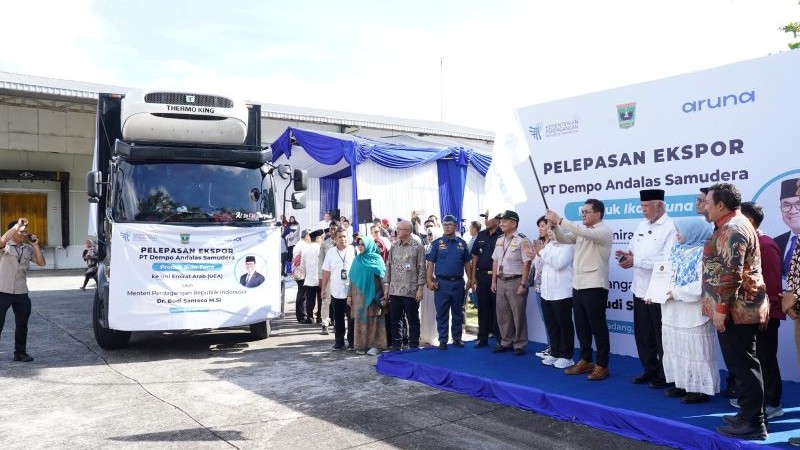 Pelepasan ekspor tuna beku ke Uni Emirat Arab (UEA) yang dilakukan langsung oleh Menteri Perdagangan (Mendag) Budi Santoso, yang digelar di PT Dempo Andalas Sumatera, Kota Padang, Jumat (9/5/2025). (Foto: Kemendag for Warta Lentera) 