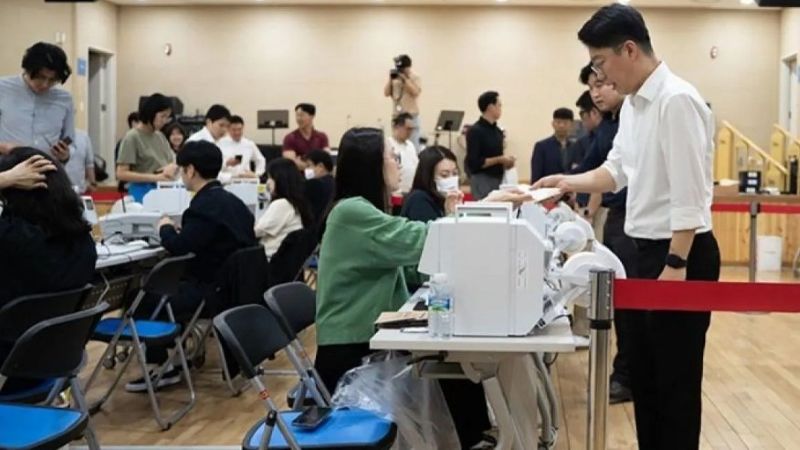 Warga memberikan suara mereka di tempat pemungutan suara awal untuk Pilpres Korea Selatan di Seoul, Kamis (29/5/2025). (Foto: IST)