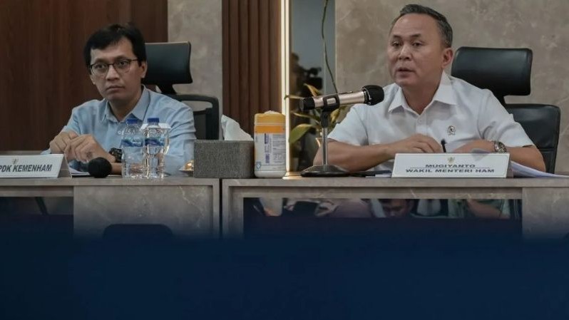 Wakil Menteri Hak Asasi Manusia (HAM) Mugiyanto Sipin (kanan) dan Direktur Jenderal Pelayanan dan Kepatuhan HAM Munafrizal Manan (kiri) memberikan keterangan saat konferensi pers terkait tindaklanjut penanganan pengaduan HAM kasus mantan pemain Oriental C