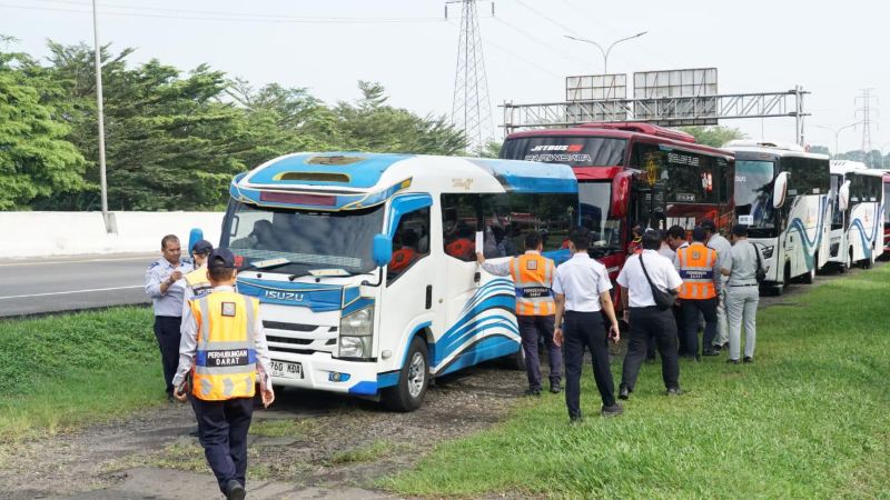 Ditjen Hubdat menyiapkan tiga bus pengganti saat pelaksanaan rampcheck di Rest Area Tol Jagorawi KM 45, Kabupaten Bogor, Jawa Barat, pada Jumat (30/5/2025). (Foto: dok. Kemenhub)