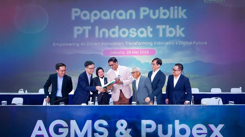 Vikram Sinha President Director & Chief Executive Officer Indosat Ooredoo Hutchison (tengah) bersama jajaran Dewan Direksi dan Chief Indosat Ooredoo Hutchison pada acara Paparan Publik PT Indosat Tbk di Jakarta (28/05/2025). (Foto: dok. IOH)