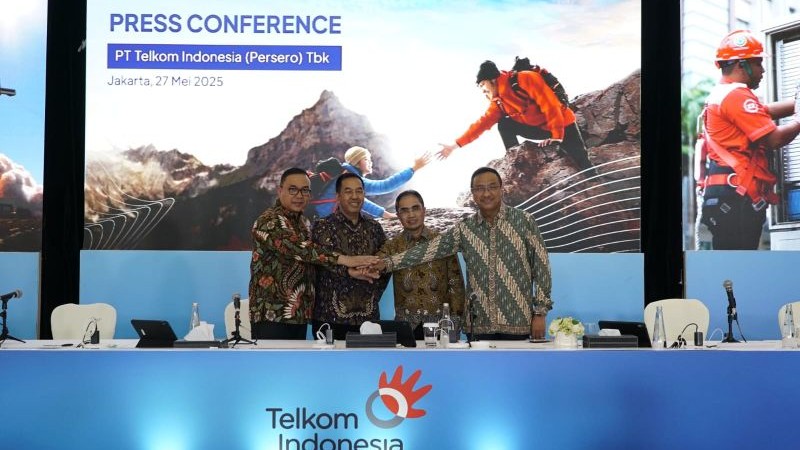 (kiri ke kanan) Direktur Human Capital Management Telkom Henry Christiadi, Wakil Direktur Utama Telkom Muhammad Awaluddin, Direktur Wholesale & International Service Telkom Honesti Basyir, dan Direktur Network Telkom Nanang Hendarno pada acara Rapat Umum 