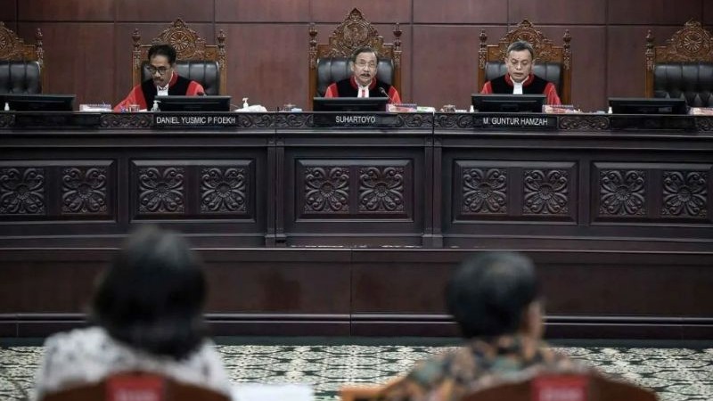 Ketua MK Suhartoyo (tengah) selaku Ketua Majeluis Hakim Panel Bersama Hakim Anggota Daniel Yusmic (kiri) dan Guntur Hamzah (kanan) saat sidang perdana uji formil dan materi UU TNI di Mahkamah Konstitusi, Jakarta, Jumat (9/5/2025). MK menggelar siding perd