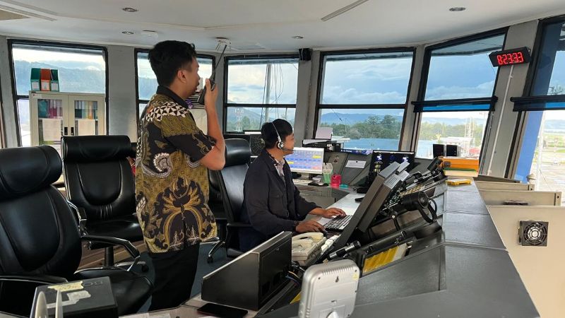 Ruang pelayanan surveillance (pengamatan) untuk memantau pergerakan pesawat. (Foto: dok.Kemenhub)