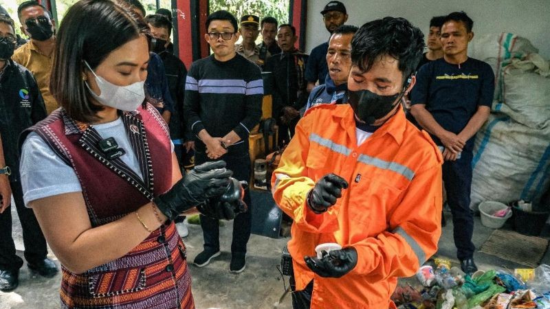 Wakil Menteri Pariwisata, Ni Luh Puspa usai meninjau tempat pengelolaan sampah berbasis 3R (reduce, reuse, recycle) di Desa Wisata Hariara Pohan, Samosir, Danau Toba, Sumatera Utara, (4/5/2025).