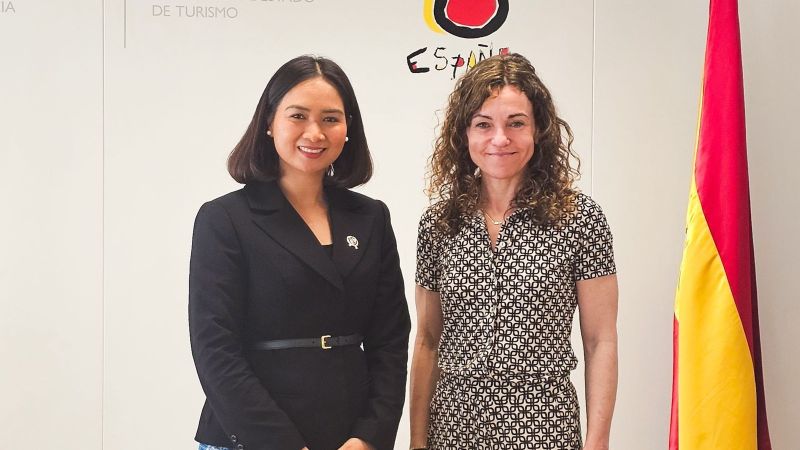 Wakil Menteri Pariwisata Ni Luh Puspa bertemu dengan Menteri Perindustrian dan Pariwisata Kerajaan Spanyol Rosario Sanchez Grau saat kunjungannya ke UN Tourism Executive Council 123rd Session di Spanyol, Rabu (28/5/2025). (Foto: dok. Kemenpar)