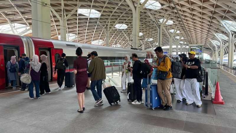 Selama periode libur panjang ini, tercatat lebih dari 75 ribu tiket Whoosh telah terjual dengan rata-rata penumpang mencapai 20 ribu orang per hari. (Foto: dok. KCIC)