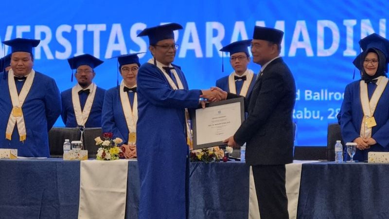 Prof. Muhadjir Effendi (kanan) menyerahkan sertifikat kelulusan pada salah satu wisudawan Universitas Paramadina, Rabu (28/5/2025). (Foto: dok. Paramadina)