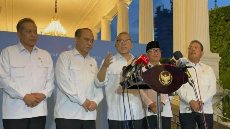Menteri Koordinator (Menko) Bidang Pangan Zulkifli Hasan didampingi sejumlah pejabat terkait menyampaikan keterangan pers seputar hasil rapat terbatas pembahasan Koperasi Desa Merah Putih di kompleks Istana Kepresidenan, Jakarta, Kamis (8/5/2025). 