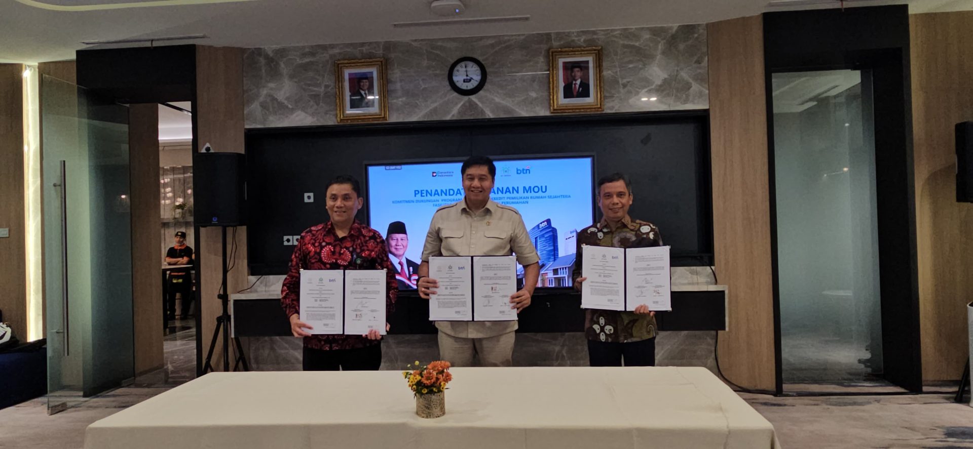 Menteri Perumahan dan Kawasan Permukiman (PKP) Maruarar Sirait (tengah) usai teken komitmen dukungan program pembiayaan dengan Bank BTN. (Dok Kementerian PKP) 