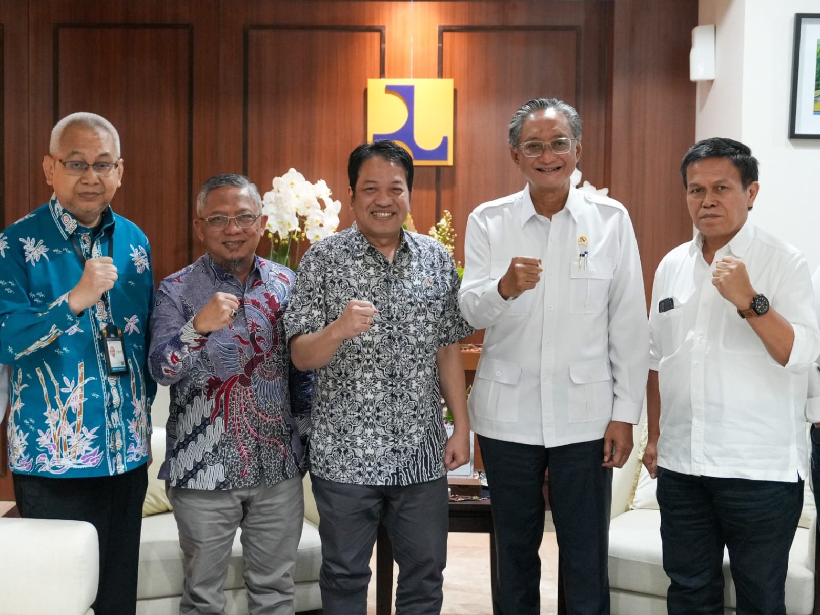 Menteri Pekerjaan Umum (PU) Dody Hanggodo (dua dari kanan) usai bertemu dengan Wakil Kepala Badan Pusat Statistik (BPS) Sonny Harry Budiutomo Harmadi. (Dok Kementerian PU)