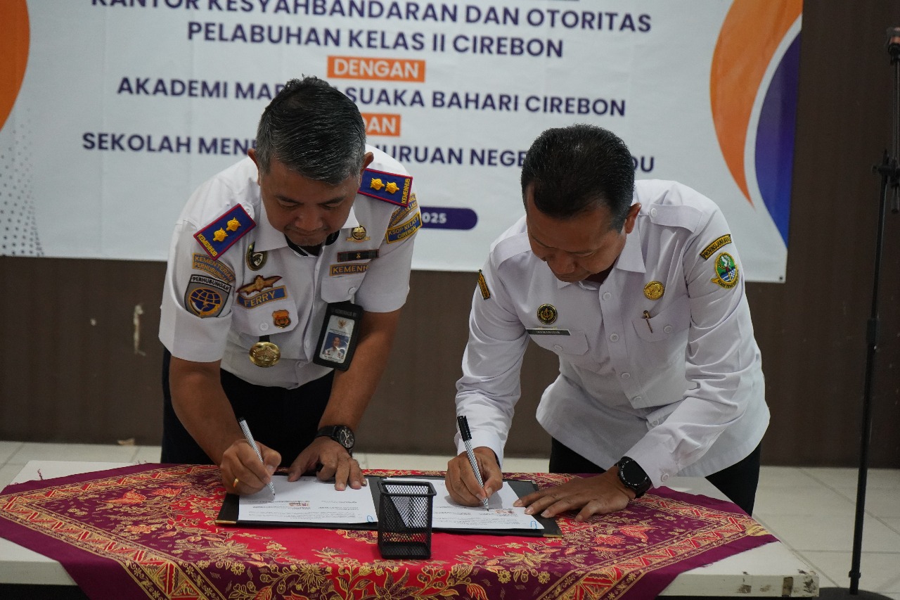 Kepala Kantor KSOP Kelas II Cirebon Ferry Anggoro Hendianto, S.Si. T., M.M.Tr (kiri) menandatangani surat kerjasama dengan AKMI Cirebon dan SMK Negeri 1 Mundu. (Vita Kartono) 