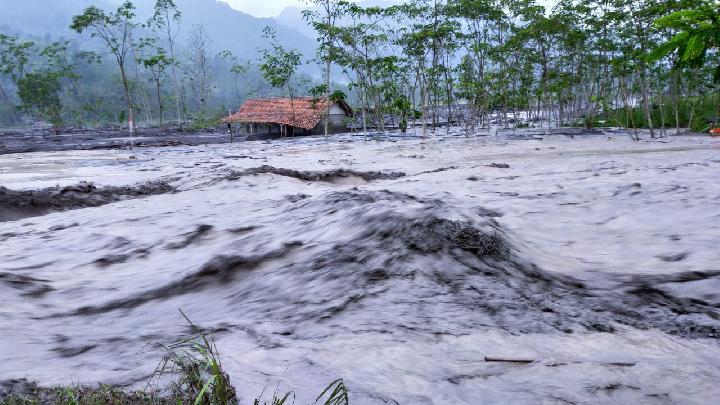 Ilustrasi banjir lahar dingin Gunung Semeru memenuhi aliran sungai yang melintasi Desa Sumberwuluh, Kecamatan Candipuro, Lumajang, yang terjadi pada 19 Februari 2021. (Foto: IST) 