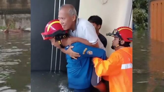 Petugas BPBD Kota Tangerang saat membantu evakuasi warga yang terdampak banjir. (Foto: Instagram)