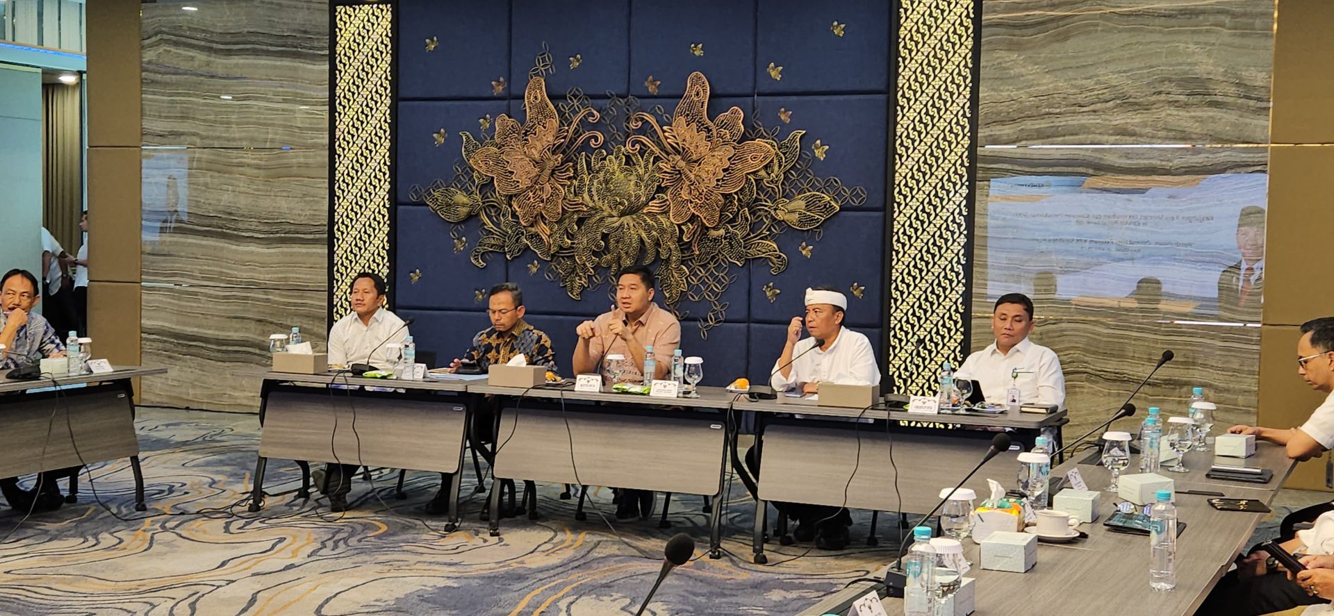 Menteri PKP Maruarar Sirait (tengah) saat kunjungan kerja ke Kantor Pusat Bank BJB di Kota Bandung, Jawa Barat. (Dok Kementerian PKP)