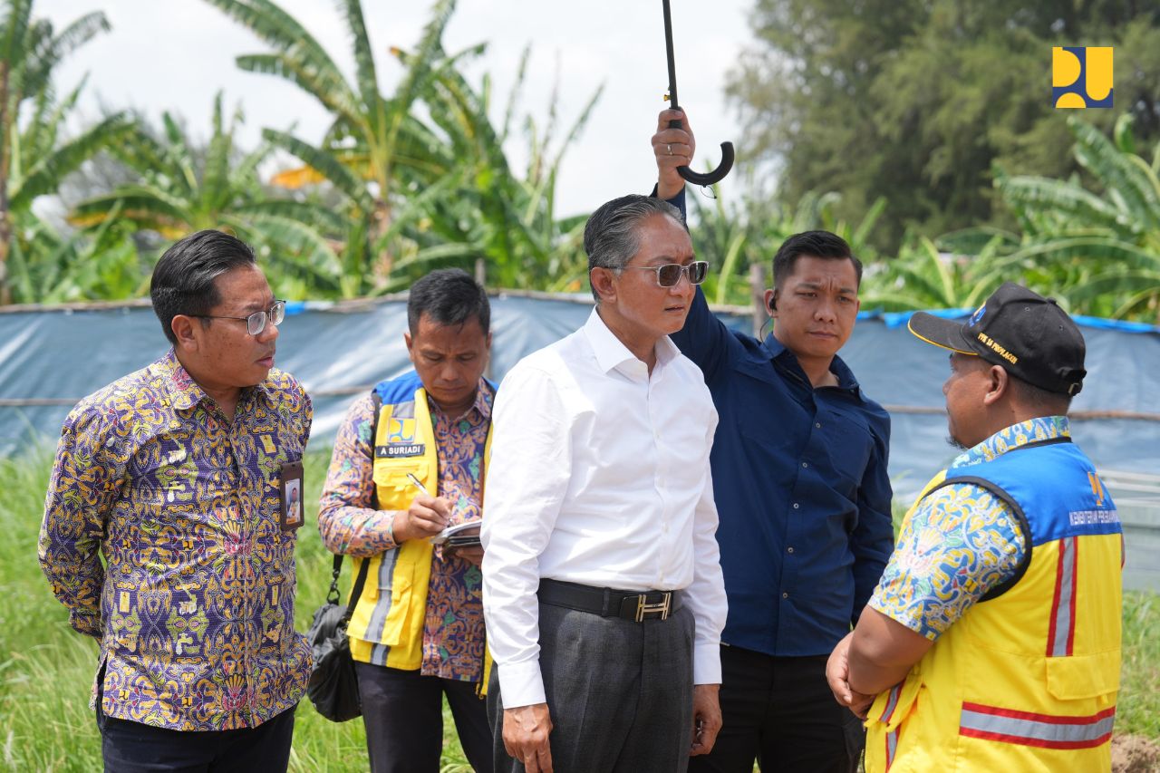 Menteri Pekerjaan Umum (PU) Dody Hanggodo (berbaju putih) saat mengunjungi proyek pengerjaan Jembatan Gantung Gampong Lamseupeung–Gampong Lambhuk. (Dok Kementerian PU)