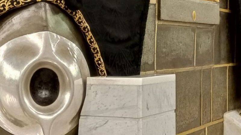 Hajar Aswad terletak di sudut Ka'bah yang terlindung oleh bingkai perak. (Foto: IST)