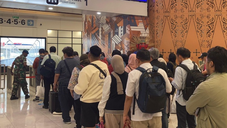 Antrean penumpang Whoosh pada H-1 Hari Raya Idul Adha di Stasiun Halim, Kamis (5/6/2025). (Foto: dok. KCIC)