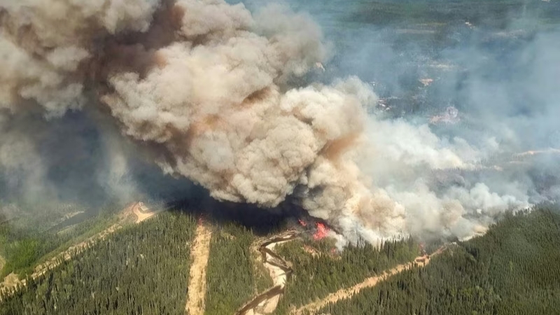 Kebakaran di Swan Hills, Alberta, terlihat dalam foto udara. (Reuters) 