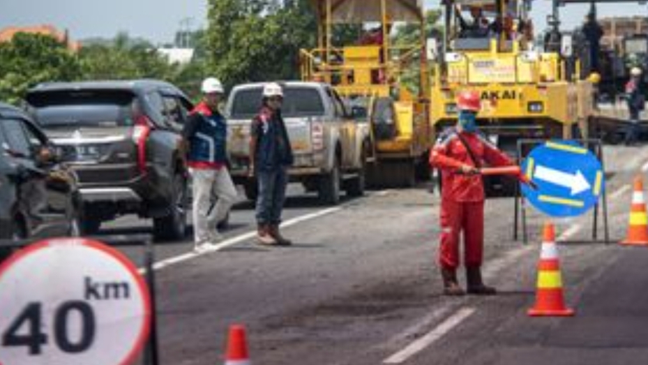 Proses pengerasan jalan di jalur tol. (Ilustrasi)