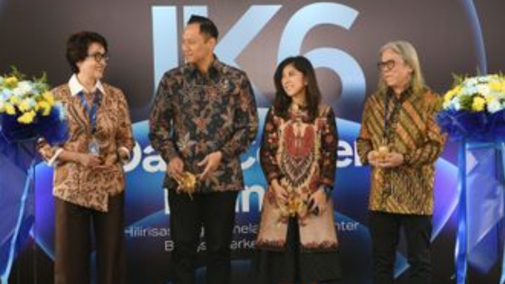 Menteri Komunikasi dan Digital Meutya Hafid dalam peresmian pusat data berstandar global JK6 didampingi Menko Infrastruktur dan Pembangunan Kewilayahan Agus Harimurti Yudhoyono. (dok.Humas)
