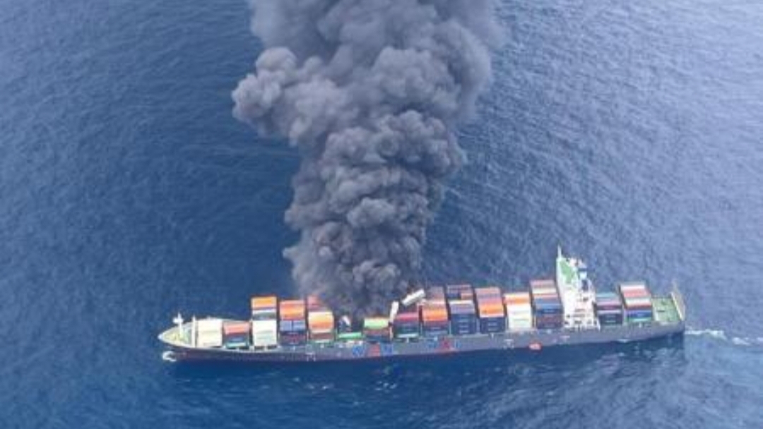 Kapal kargo berbendera Singapura WAN HAI 503 meledak dan terbakar sekitar 144 km di lepas pantai Kerala, India (dok.Penjaga Pantai India/Istimewa)