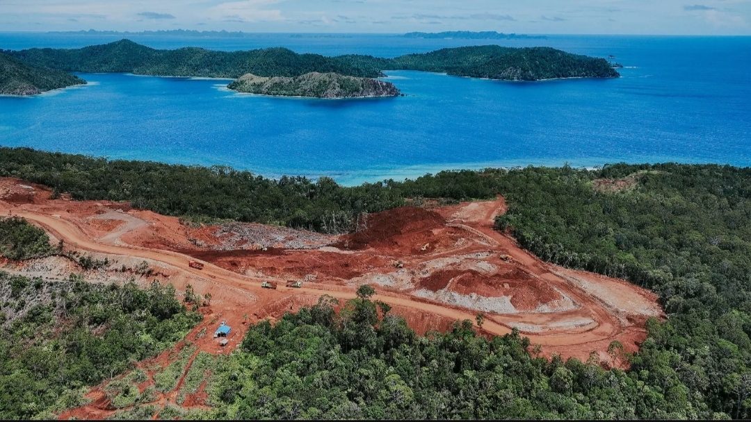 Tambang nikel di kawasan pariwisata Raja Ampat. (Istimewa)