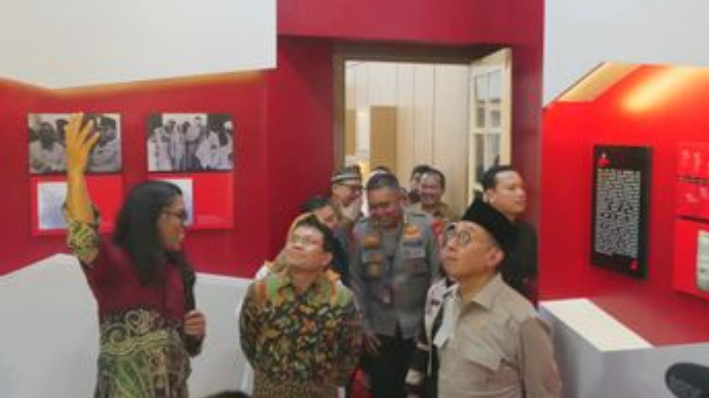 Menteri Kebudayaan Fadli Zon kunjungan kerjanya ke Jawa Timur, menyempatkan diri ke Galeri Soekarno Kecil di SDN Purwotengah, Mojokerto, Selasa (10/6/2025). (dok.Humas)