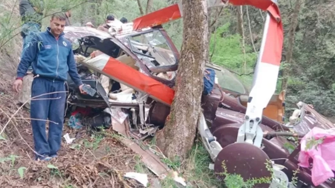 Helikopter pengangkut peziarah Hindu jatuh di kawasan pegunungan Himalaya, Uttarakhand, India, Minggu (15/6/2025). (Mirror)