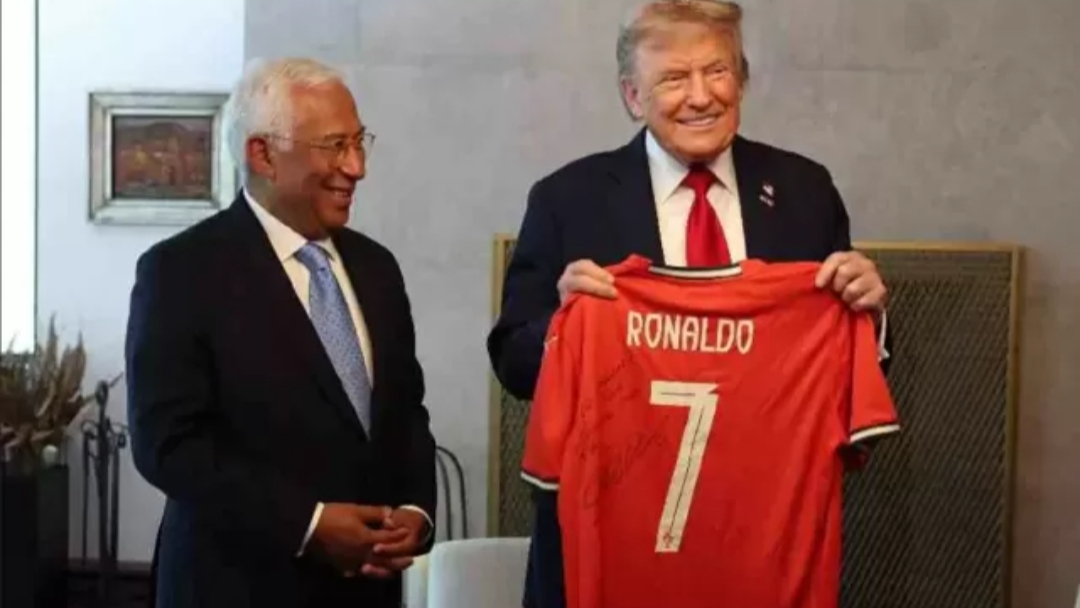 Presiden AS Donald Trump menerima "Jersey perdamaian" dari Cristiano Ronaldo di pertemuan puncak KTT G7 di Kananaskis, Kanada. (Telegraph India)