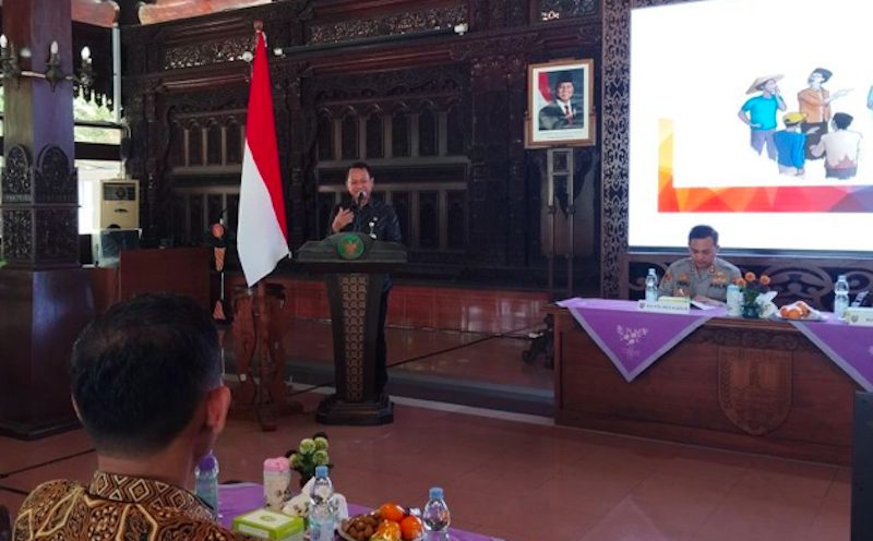 Bupati Kudus Sam'ani Intakoris saat pembukaan seminar.(Dok. Antara)