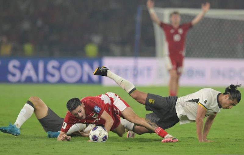 Pesepak bola Timnas Indonesia Justin Hubner (kedua kiri) berebut bola dengan pesepak bola Timnas China Zhang Yuning (kanan). (Dok. Antara)