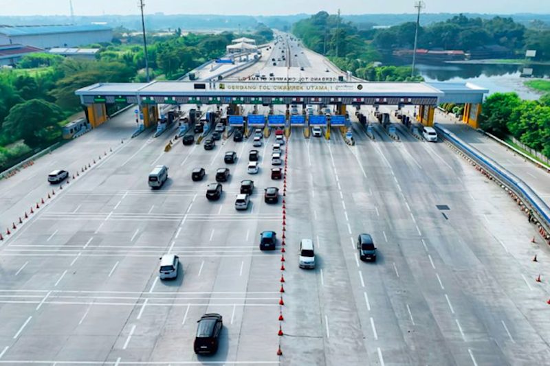 Suasana arus lalu lintas di Gerbang Tol Cikampek Utama. (Dok. Antara)