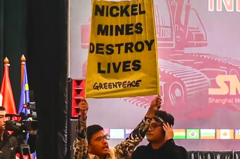 Ilustrasi. Seorang aktivis Greenpeace menyuarakan penolakan terhadap tambang nikel di Raja Ampat. (Dok. Antara)