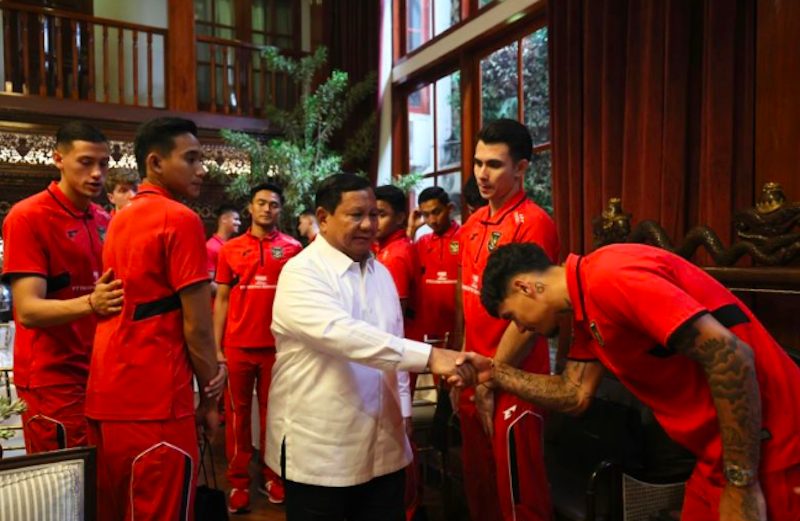 Presiden RI Prabowo Subianto menyalami pemain Timnas Sepak Bola Indonesia di kediaman Kepala Negara di Kertanegara, Kebayoran Baru, Jakarta Selatan. (Dok. Antara)