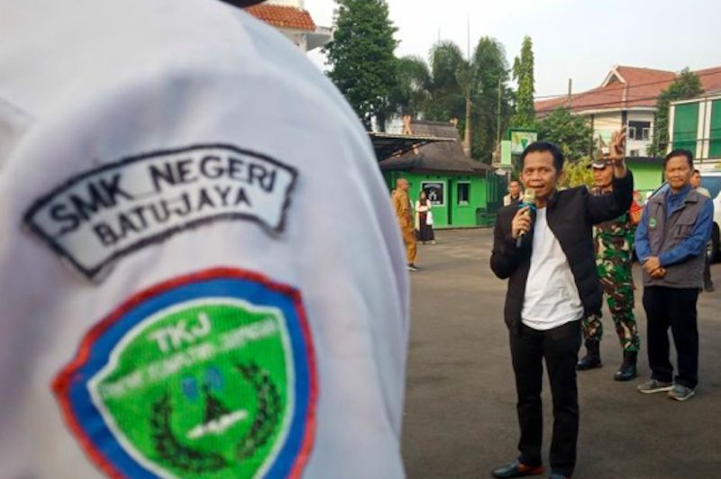 Bupati Purwakarta Saeful Bahri Binzein melepas puluhan pelajar ke barak militer. (Dok. Antara)
