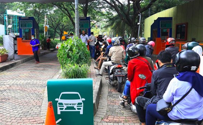 Sejumlah kendaraan bermotor antre masuk pintu Ancol, Jakarta. Libur Nasional dan cuti. (Dok. Antara) 