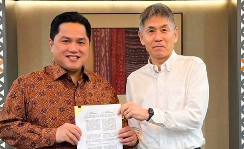 Ketua Umum Persatuan Sepakbola Seluruh Indonesia (PSSI) Erick Thohir (kiri) bersama instruktur wasit asal Jepang Yoshimi Ogawa. (Dok. Antara)