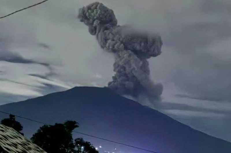 Gunung Marapi Sumatera Barat alami erupsi dengan tinggi letusan 700 meter dari puncak. (Dok. Antara)