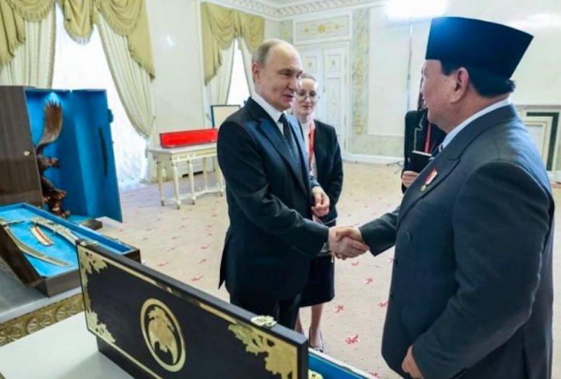 Momen Presiden RI Prabowo Subianto (kanan) dan Presiden Rusia Vladimir Putin. (Dok. Antara)
