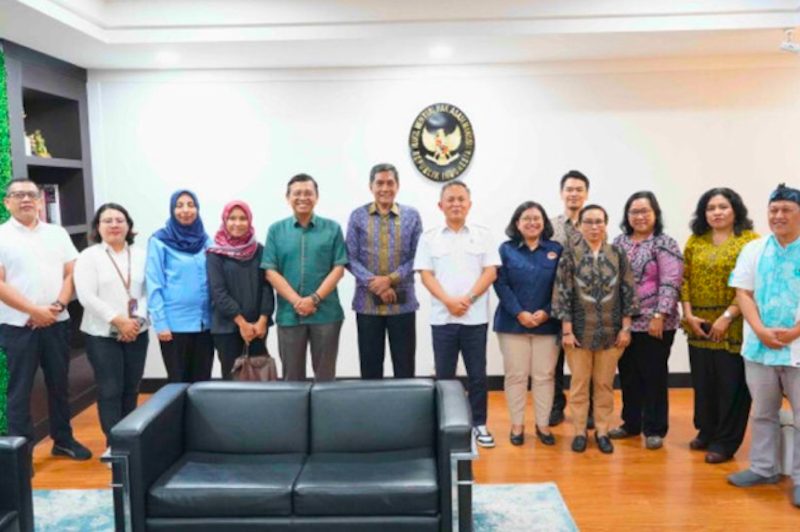 Anggota Ombudsman Johanes Widijantoro (keenam dari kiri) dalam pertemuan dengan Wakil Menteri Hak Asasi Manusia (HAM) Mugiyanto (keenam dari kanan). (Dok. Antara)