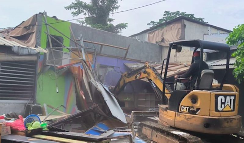 Sejumlah Petugas dan alat berat saat melakukan pembongkaran terhadap bangunan liar di kawasan Roxy Ciputat, Tangerang Selatan. (Dok. Antara)