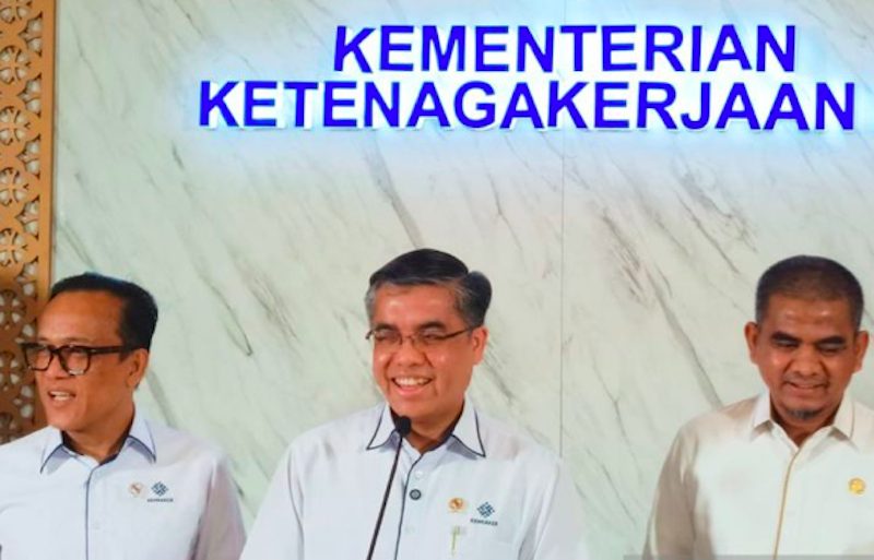 Menteri Ketenagakerjaan (Menaker) Yassierli (tengah), dan Wakil Menteri Ketenagakerjaan (Wamenaker) Immanuel Ebenezer (kiri). (Dok. Antara)