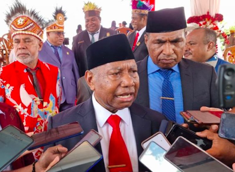 Gubernur Papua Barat Dominggus Mandacan saat diwawancara awak media di Manokwari. (Dok. Antara)