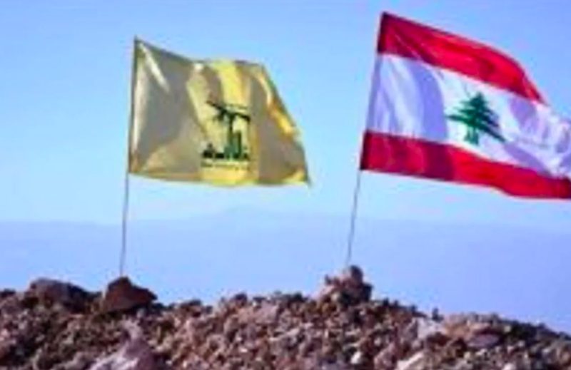 Ilustrasi - Bendera Lebanon (kanan) dan bendera Hizbullah. (Dok.Antara)