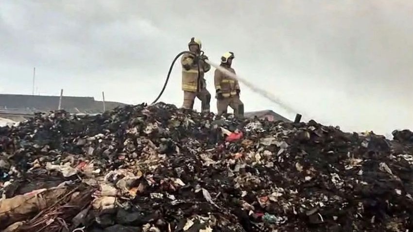 Petugas Gulkarmat melakukan pendinginan di lokasi kebakaran di lahan seluas tiga hektare di Kelurahan Kapuk Muara Penjaringan Jakarta Utara pada Jumat (6/6/2025). (Foto: IST)