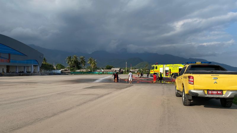 Petugas di Bandara Haji Hasan Aroeboesman, Ende, saat membersihkan area lintasan penerbangan dari abu vulkanik dampak erupsi Gunung Lewotobi Laki-laki. (Foto: dok. DJPU)