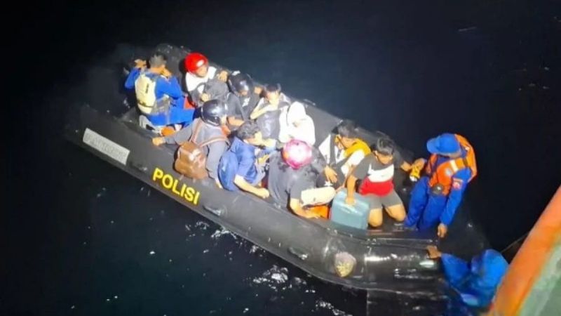 Tim SAR Gabungan saat melakukan proses evakuasi terhadap para penumpang kapal yang kandas di Perairan Konawe, Sulawesi Tenggara, Senin (9/6/2025) malam. (Foto: HO-Basarnas Kendari/pri).